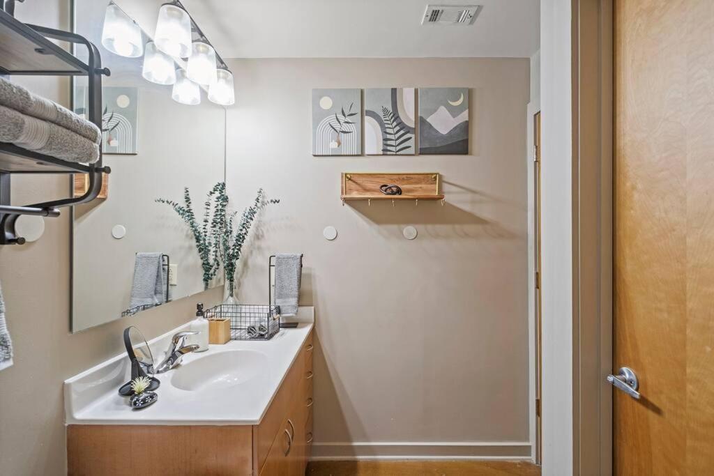 Apartment Fun & Eccentric + Uptown + Getaway + King Charlotte