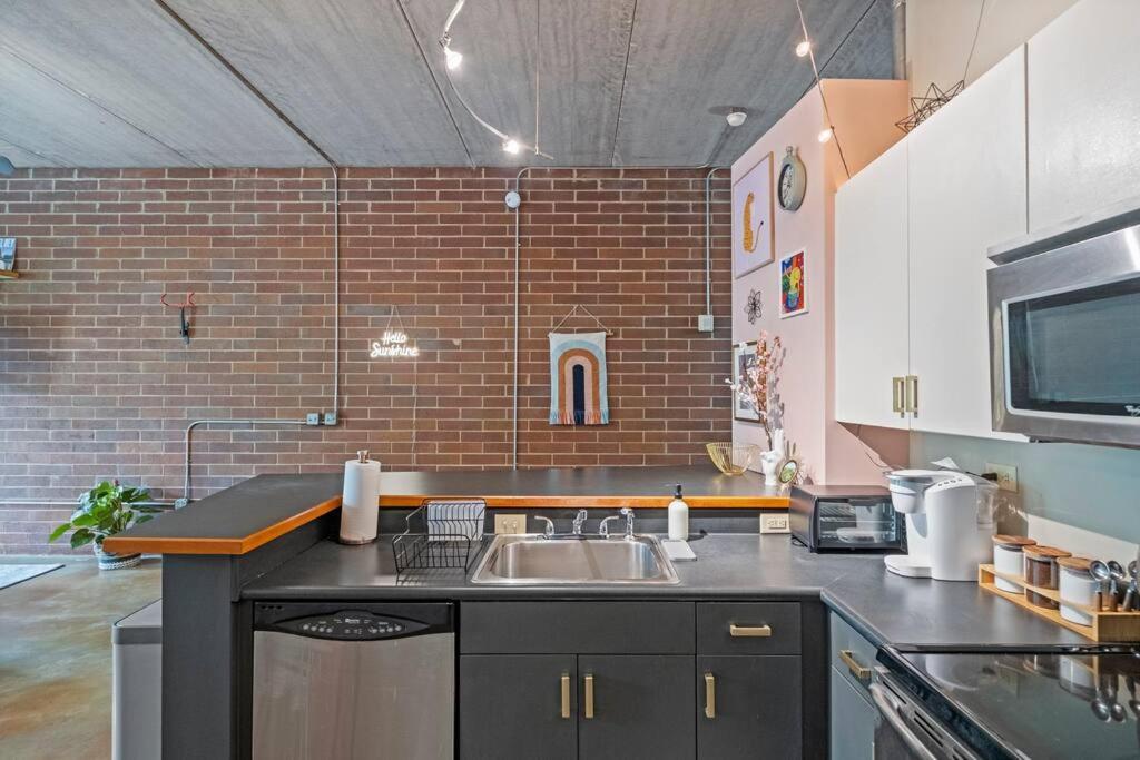 Apartment Fun & Eccentric + Uptown + Getaway + King Charlotte